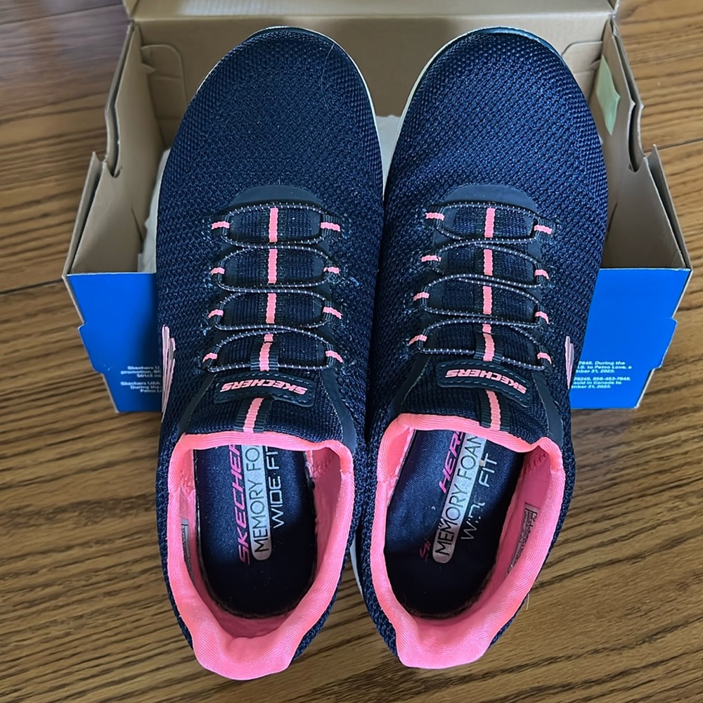 Sketchers Memory Form sneakers, women’s size 7